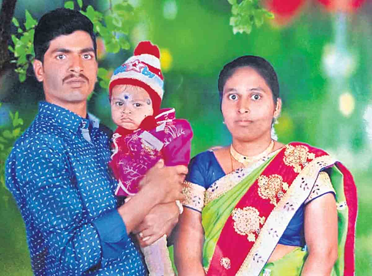 చిన్నారిని సజీవ దహనంచేసి.. ఆపై తల్లి ఆత్మహత్య