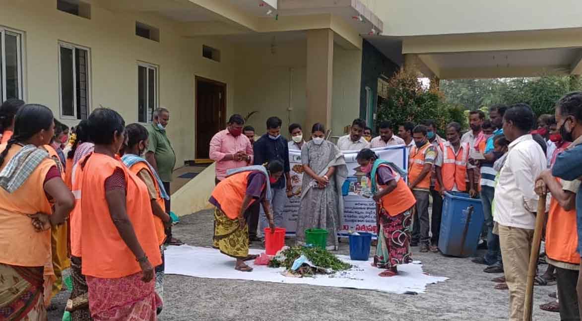 Swachh Survekshan 2022 | తడి, పొడి చెత్త సేకరణపై పారిశుధ్య కార్మికులకు అవగాహన…