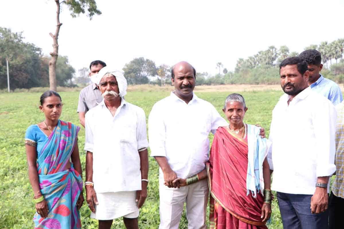 కేసీఆర్‌ చెప్పిన పంటల్నే వేస్తం