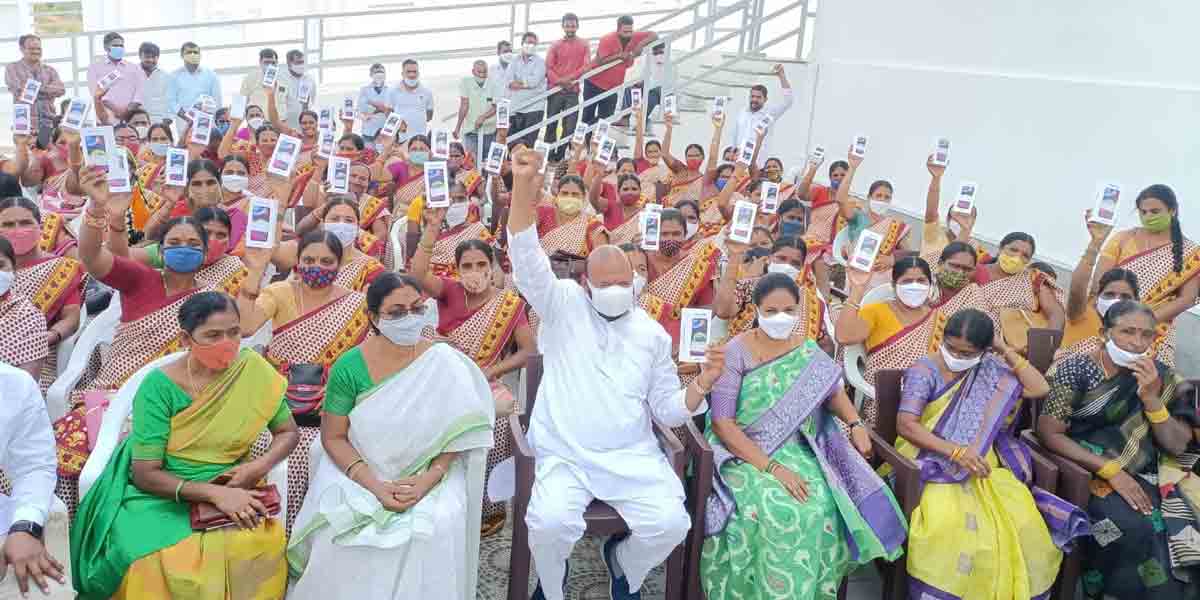 Donates 4G phones | అంగన్‌వాడీ టీచర్లకు 4జీ ఫోన్లు అందజేసిన ఎమ్మెల్యే ముత్తిరెడ్డి
