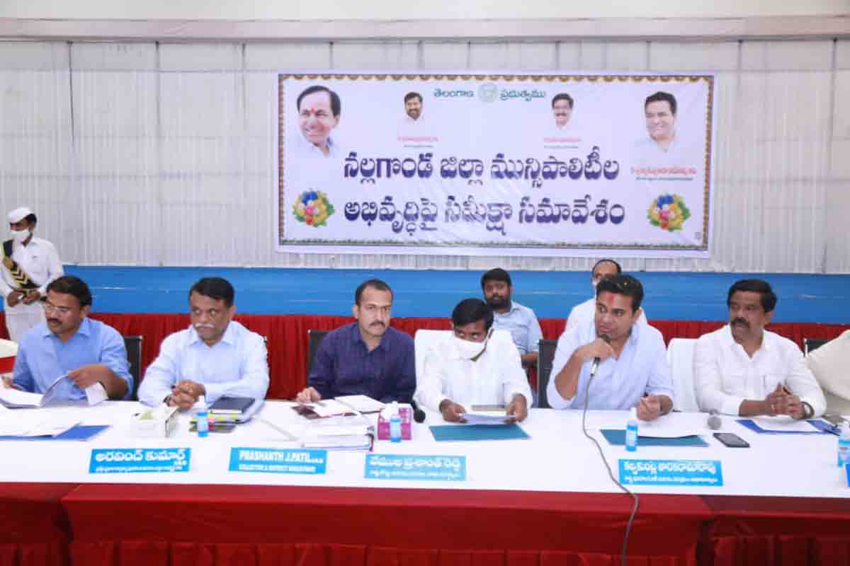 ఆరు నెల‌ల్లో న‌ల్ల‌గొండ‌ రూపురేఖ‌లే మారిపోవాలి: అధికారుల‌ను ఆదేశించిన మంత్రి కేటీఆర్