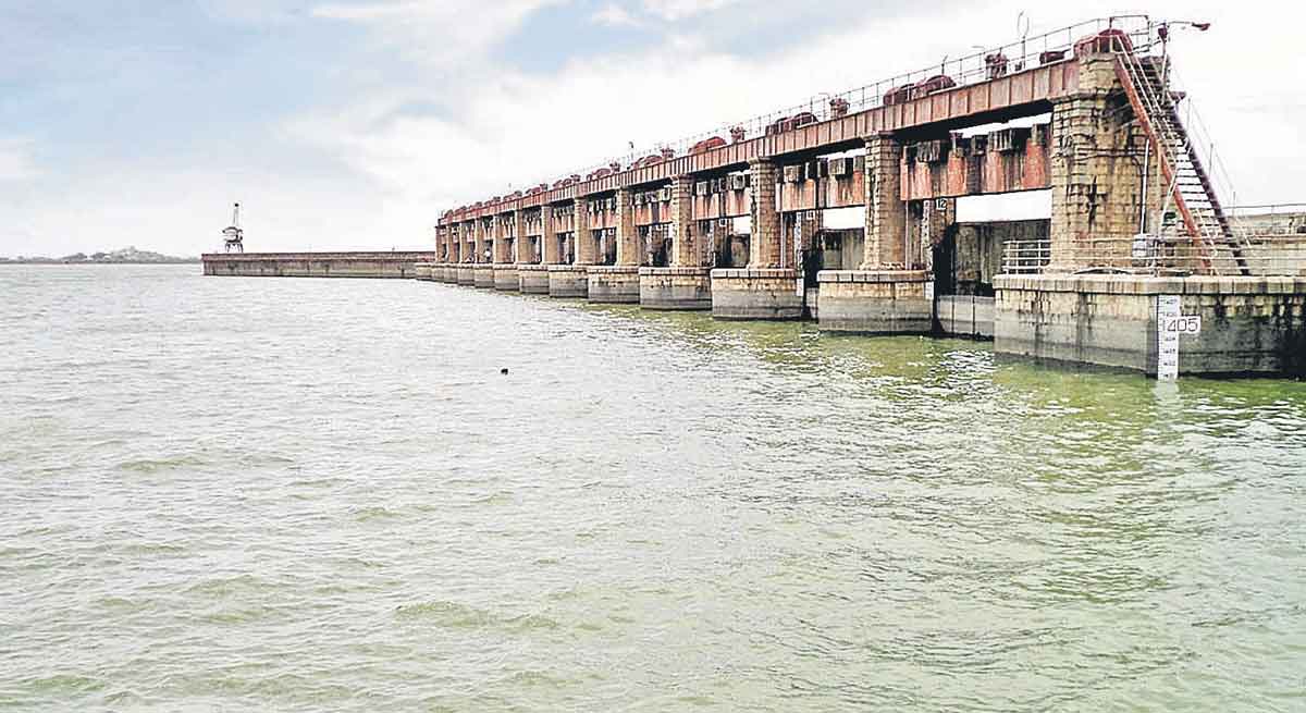 చెరువులనూ చెరబట్టి!