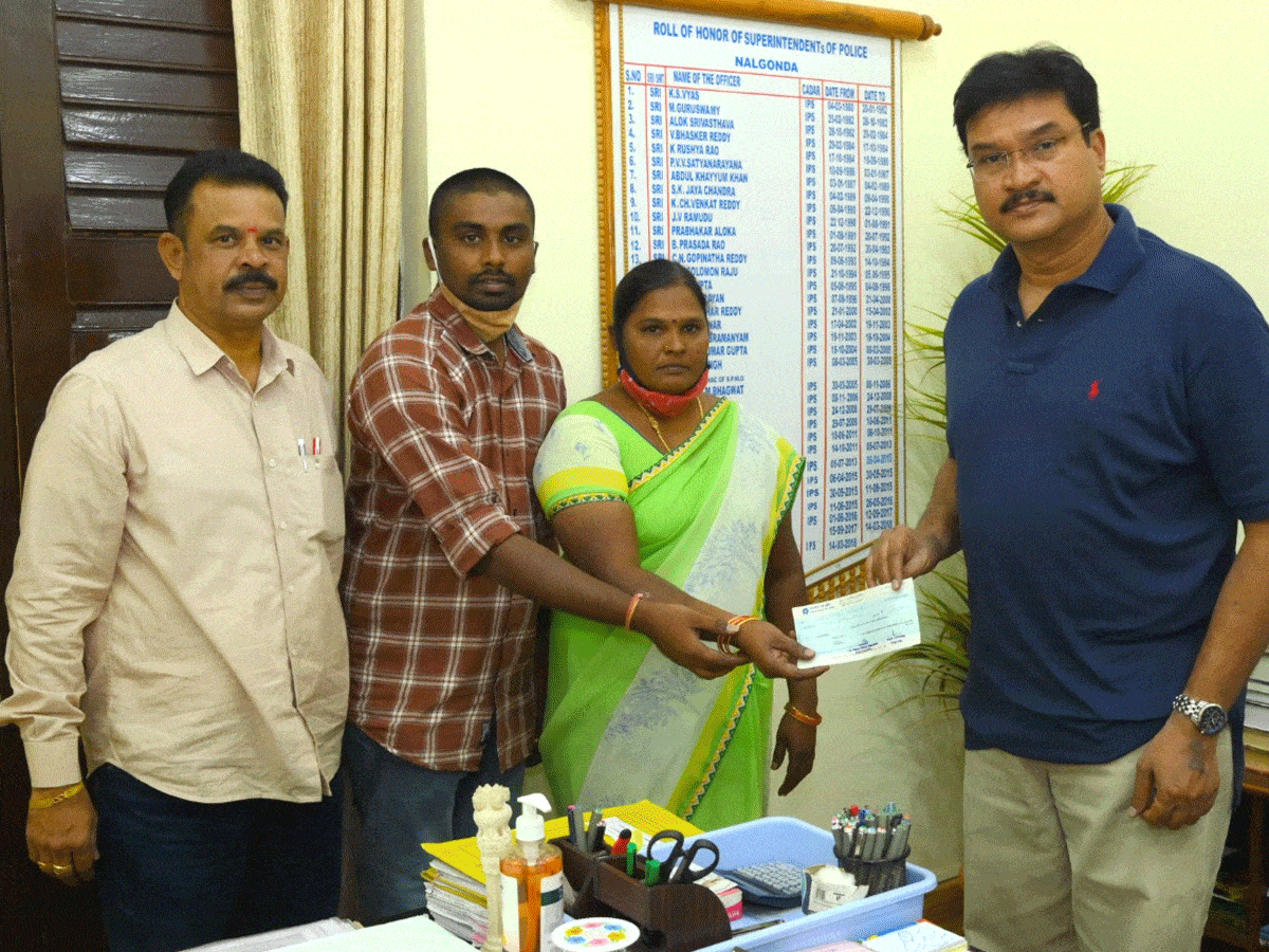 ‘చేయూత’ చెక్కు అందజేసిన ఎస్పీ రంగనాధ్