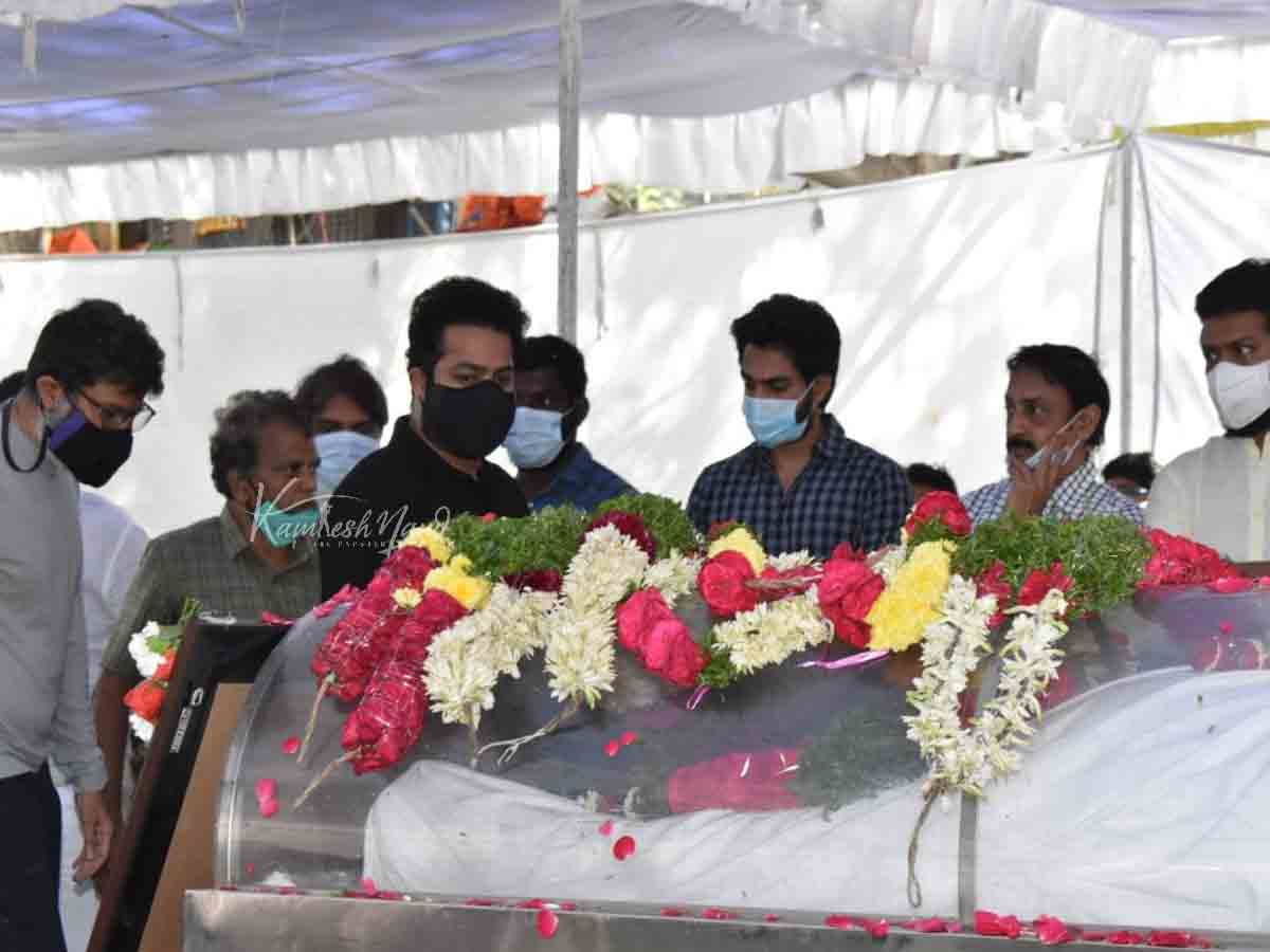 Ntr: సిరివెన్నెల‌కు బ‌రువెక్కిన హృద‌యంతో నివాళులు అర్పించిన ఎన్టీఆర్, ప‌వ‌న్ క‌ళ్యాణ్‌