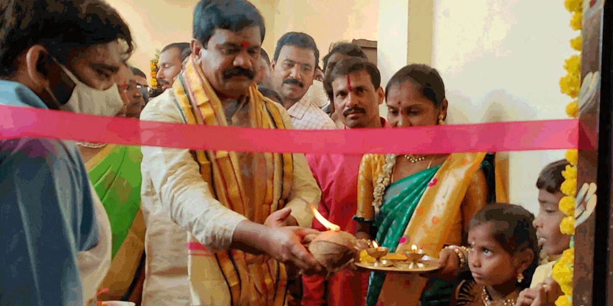 రాజకీయాలకు అతీతంగా డబుల్‌ బెడ్‌ రూం ఇండ్లు : మంత్రి వేముల