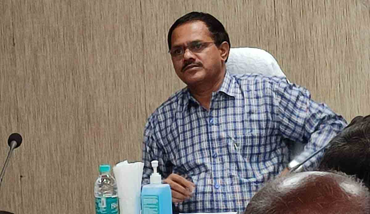 విద్యార్థుల సదుపాయాల కల్పనలో అలసత్వం వద్దు : బుర్రా వెంకటేశం