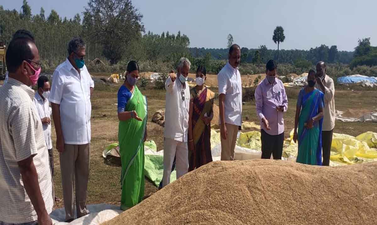 Paddy | రైతు తీసుకువచ్చిన ధాన్యాన్ని సకాలంలో కొనుగోలు చేయాలి..