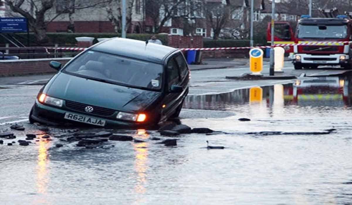 రోడ్డుపై గుంత‌ల వ‌ల్ల ప్ర‌మాదాలు.. లెక్క చెప్పిన కేంద్ర ర‌వాణా శాఖ‌