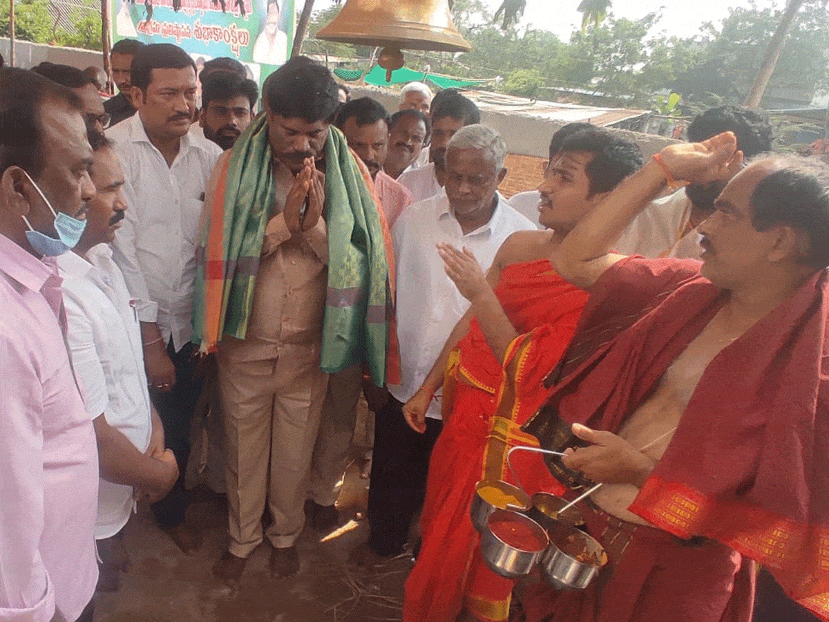 మహా గణాధిపతి విగ్రహప్రతిస్టాపనకు హాజరైన ఎమ్మెల్యే సుదర్శన్‌రెడ్డి