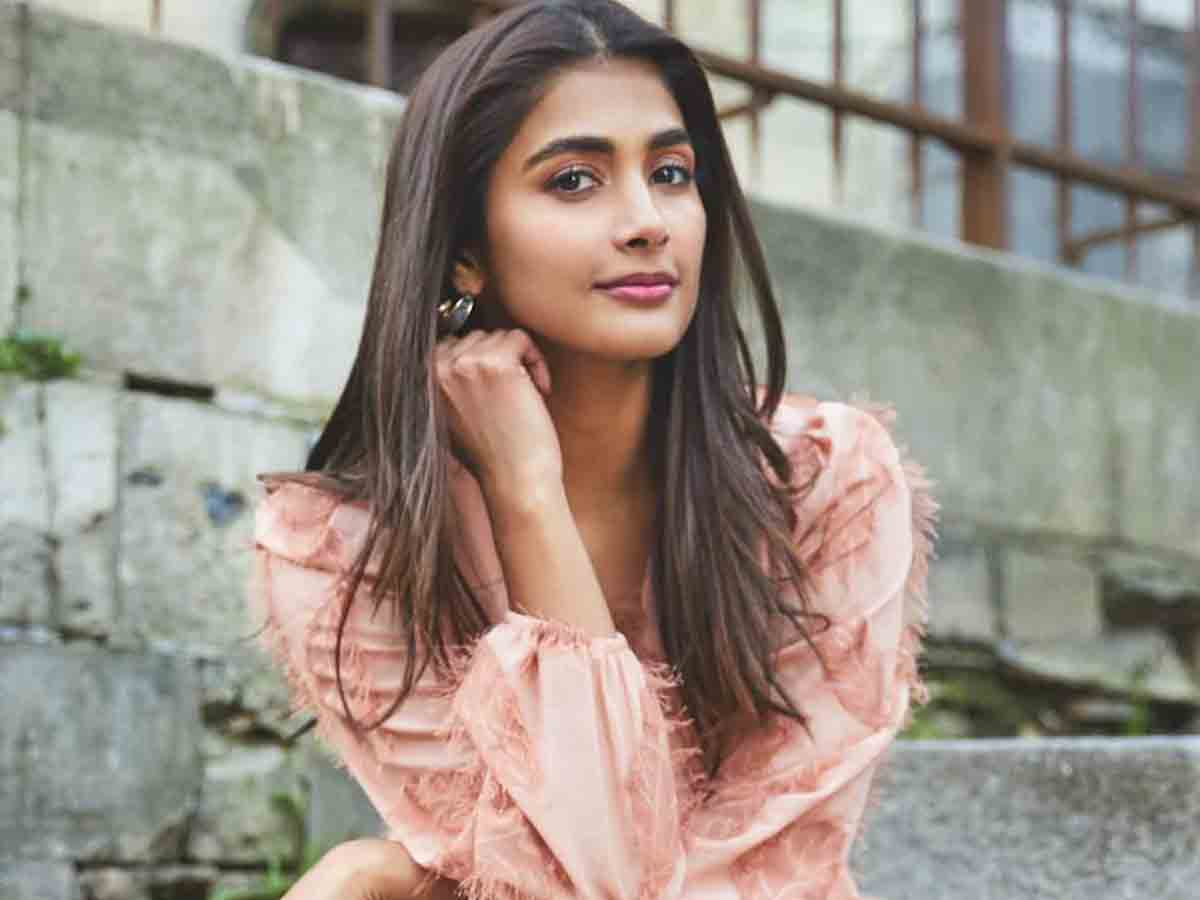 Pooja Hegde: రామ్ చరణ్, ఎన్టీఆర్ స్ట‌న్నింగ్ లుక్స్ చూసి షాకైన పూజా హెగ్డే.. కామెంట్ ఏంటంటే..!