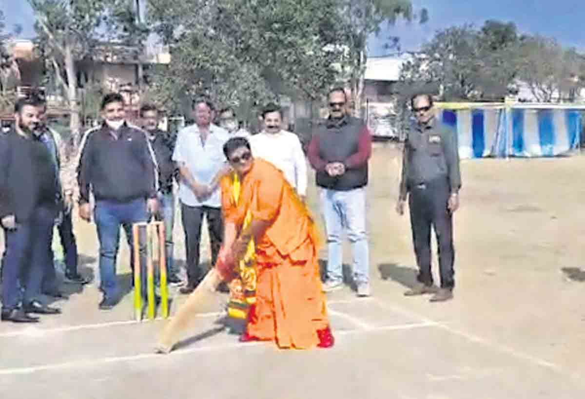 ఆరోగ్యం బాగా లేదని బెయిల్‌.. బయట క్రికెట్‌, కబడ్డీ ఆటలు