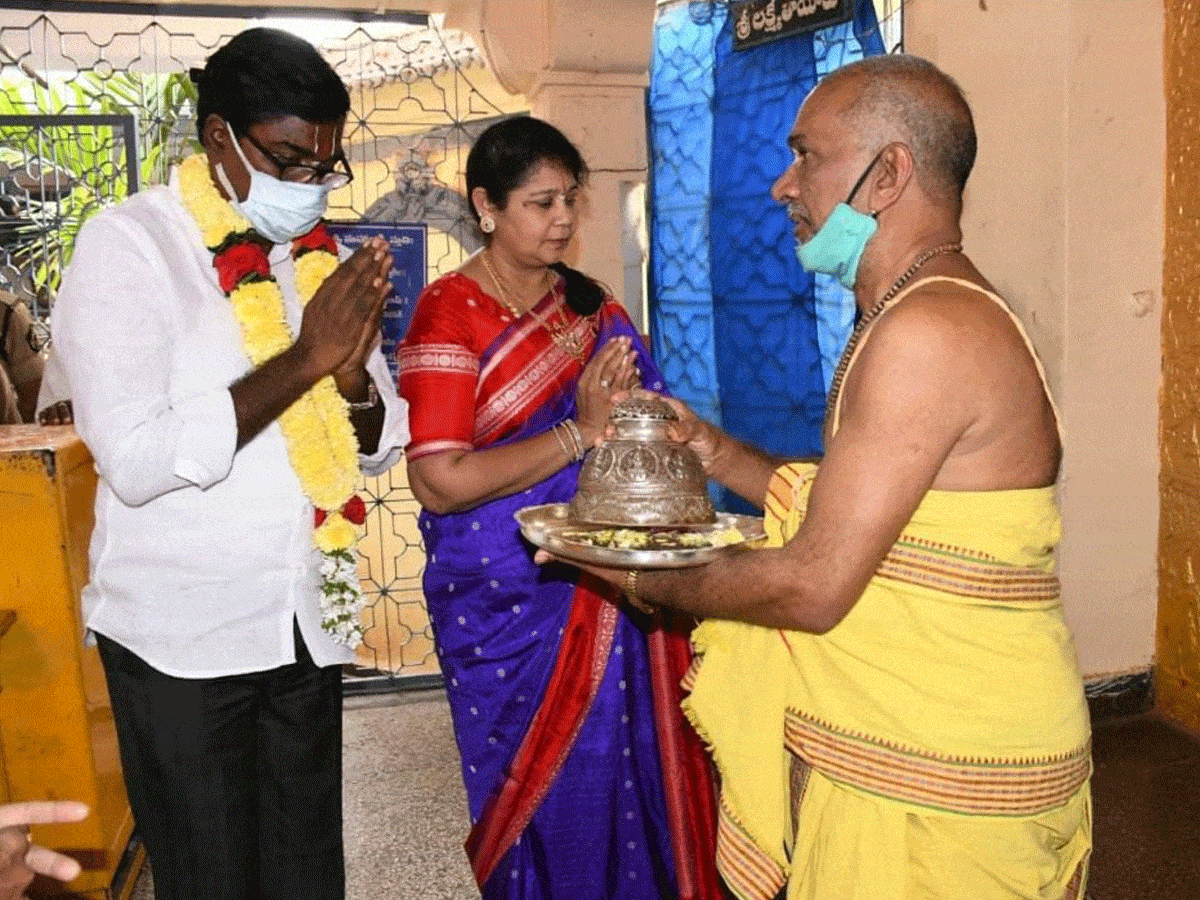 Bhadradri temple | రాములోరిని దర్శించుకున్న మంత్రి పువ్వాడ దంపతులు