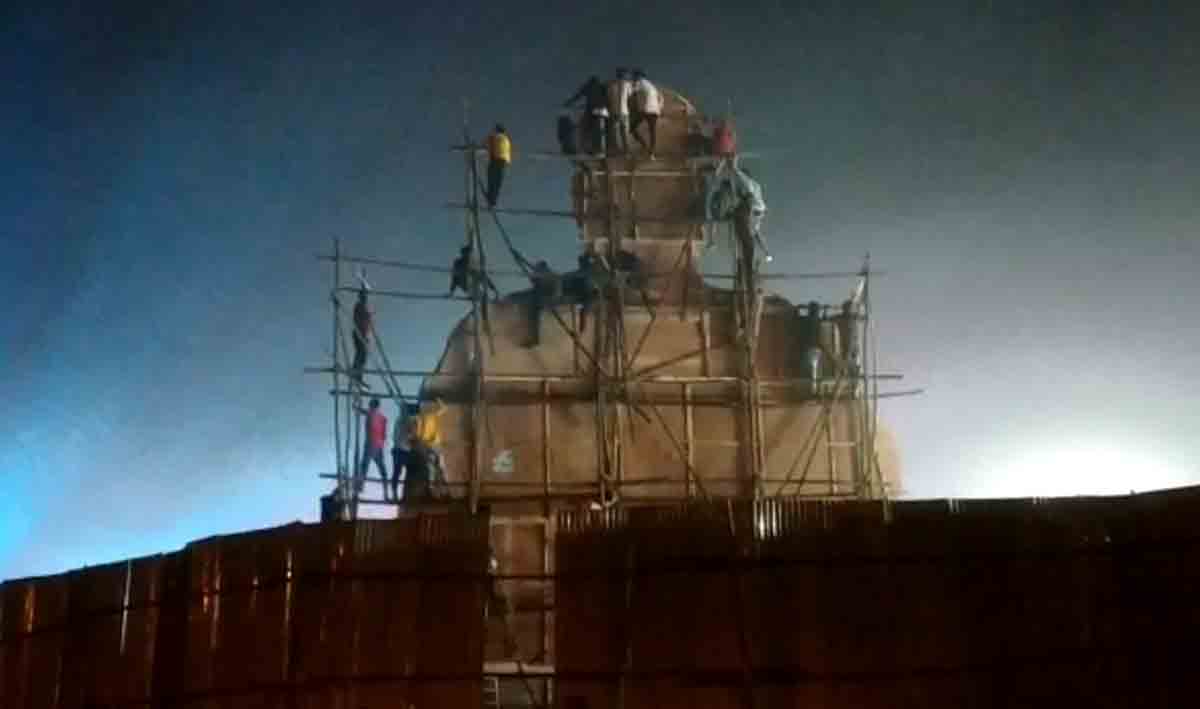 రాధేశ్యామ్ ప్రీ రిలీజ్ ఈవెంట్‌లో ఉద్రిక్త‌త‌.. కృష్ణంరాజు క‌టౌట్ ఎక్కి కింద ప‌డ్డ అభిమానులు