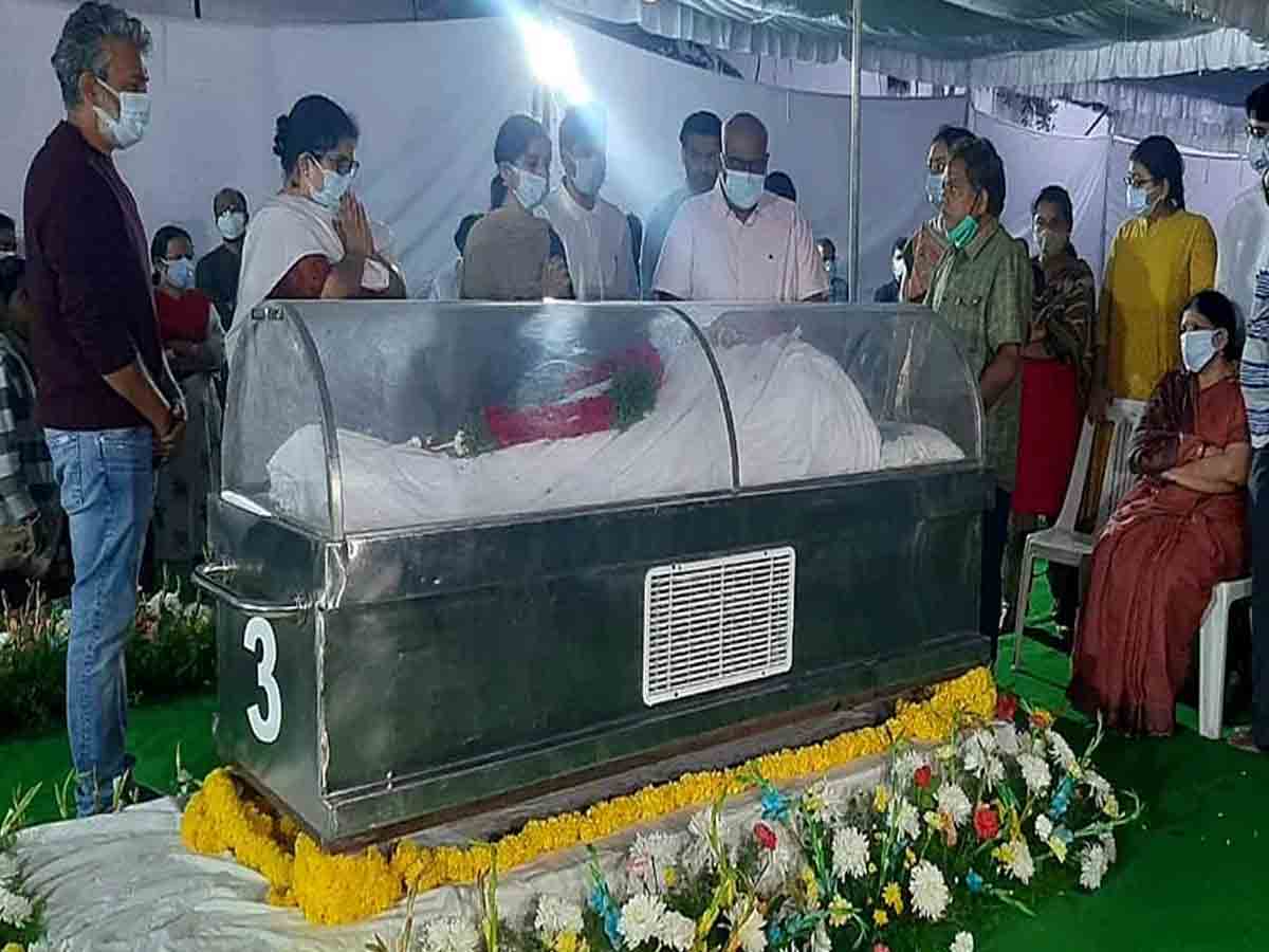 Rajamouli: సిరివెన్నెల‌కు నివాళులు అర్పించిన రాజ‌మౌళి, వెంక‌టేష్