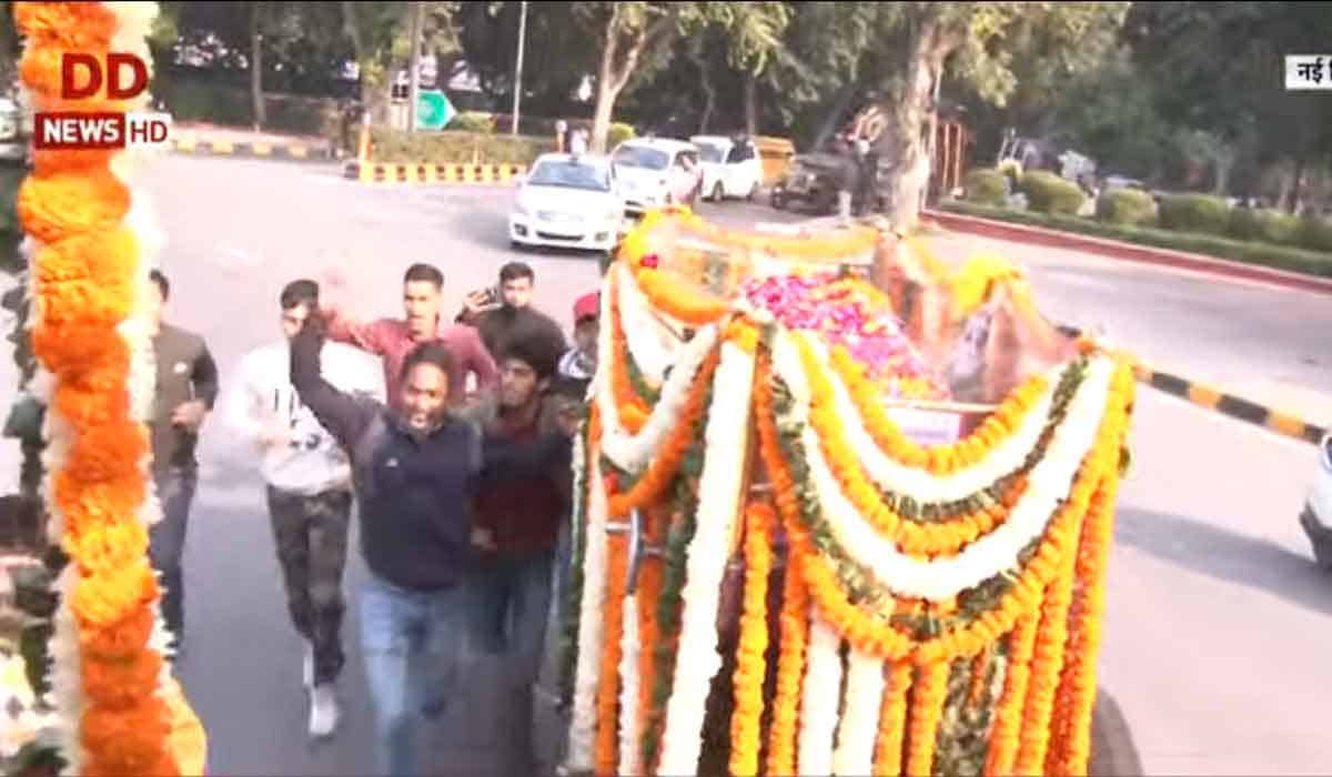 బిపిన్ రావ‌త్ అమ‌ర్ ర‌హే..  అంతిమ‌యాత్ర‌లో జ‌న‌నీరాజ‌నం