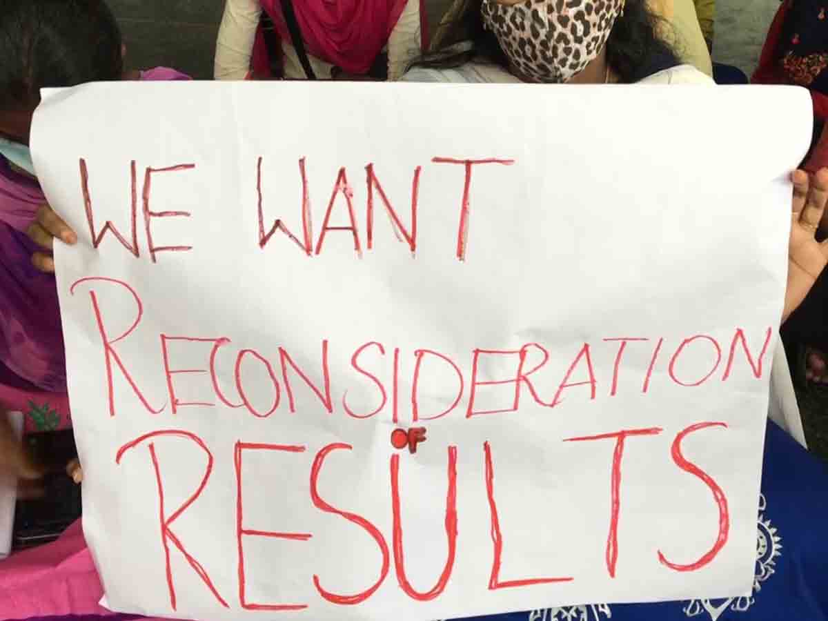 90 శాతం విద్యార్థులు ఫెయిల్‌.. ఫలితాలపై వర్సిటీలో నిరసన