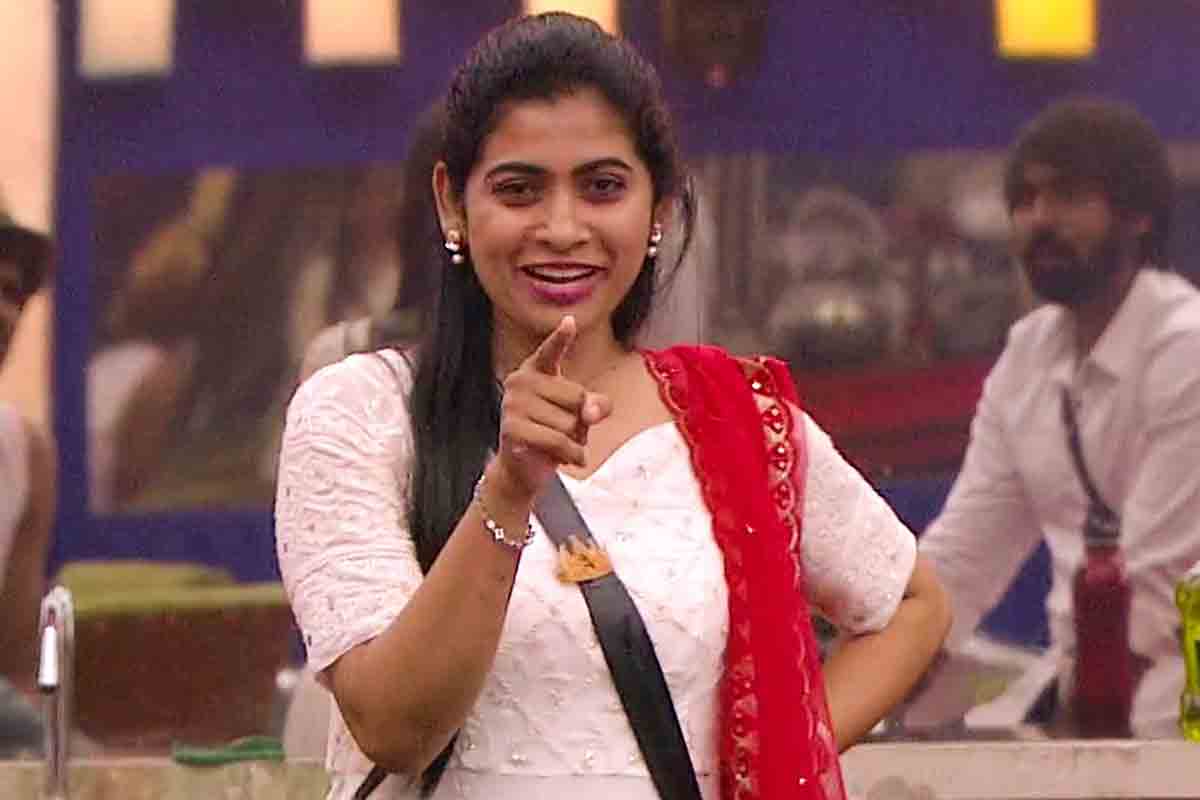 బిగ్ బాస్ హౌస్ నుంచి కాంట్రవర్సీ క్వీన్ అవుట్..