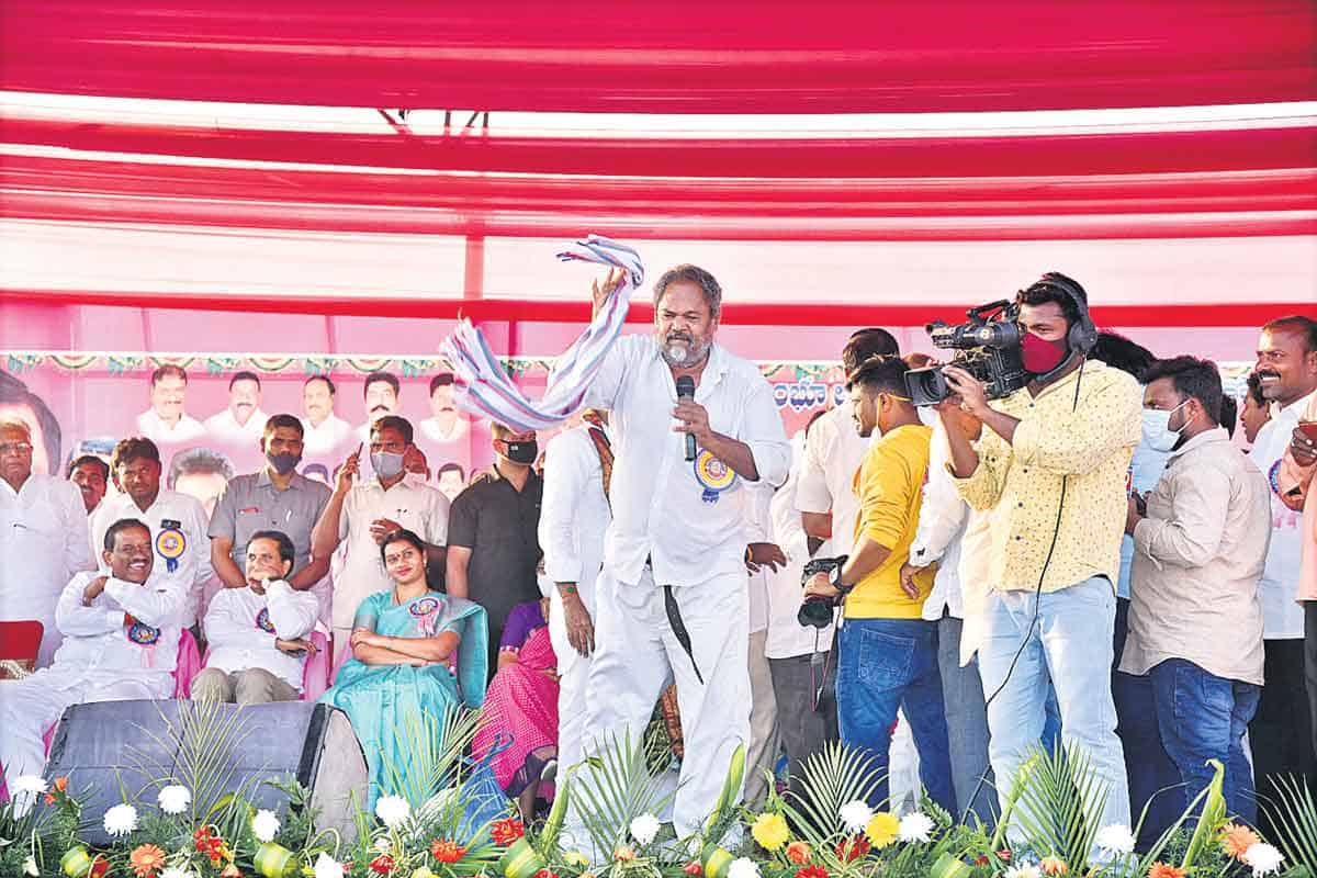 కేంద్రమేందిరో.. వాని పీకుడేందిరో