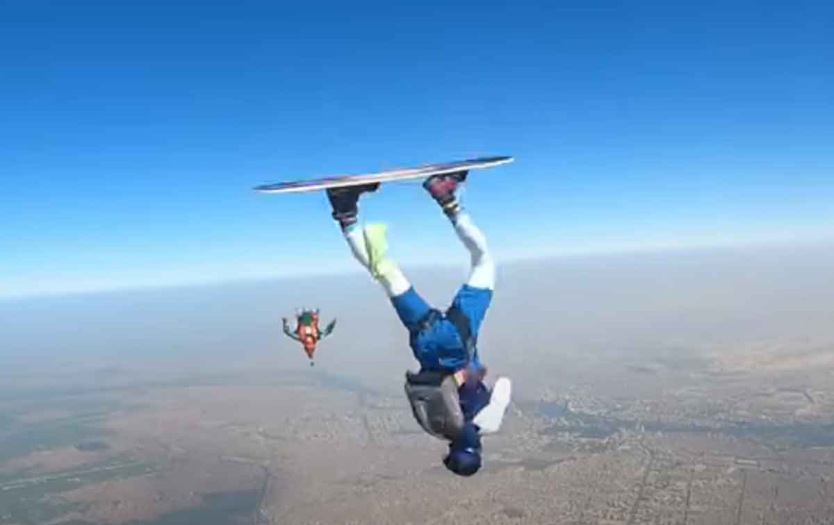 స్కై స‌ర్ఫింగ్‌లో గిన్నిస్ వ‌ర‌ల్డ్ రికార్డు.. 13500 ఫీట్ల ఎత్తు నుంచి దూకి.. వైర‌ల్ వీడియో
