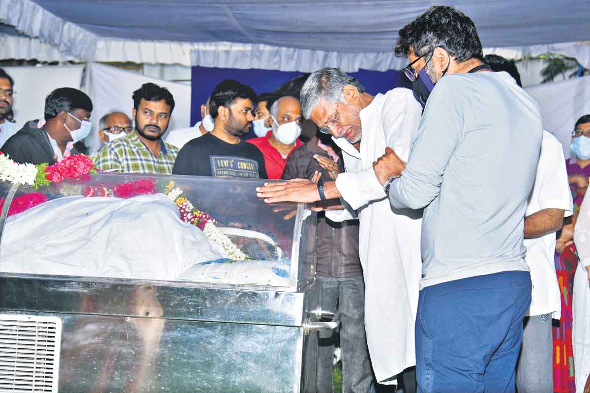 కలం యోధుడికి కన్నీటి వీడ్కోలు
