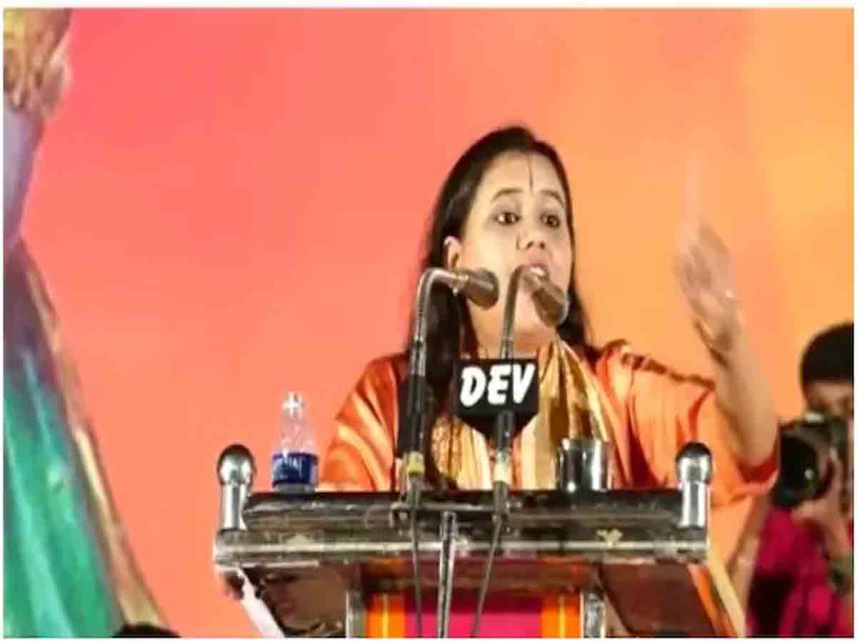 ఖరీదైన ఫోన్లు కొనే బదులు కత్తులు, ఆయుధాలు ఇంట్లో పెట్టుకోండి : వీహెచ్పీ నేత వివాదాస్పద వ్యాఖ్యలు