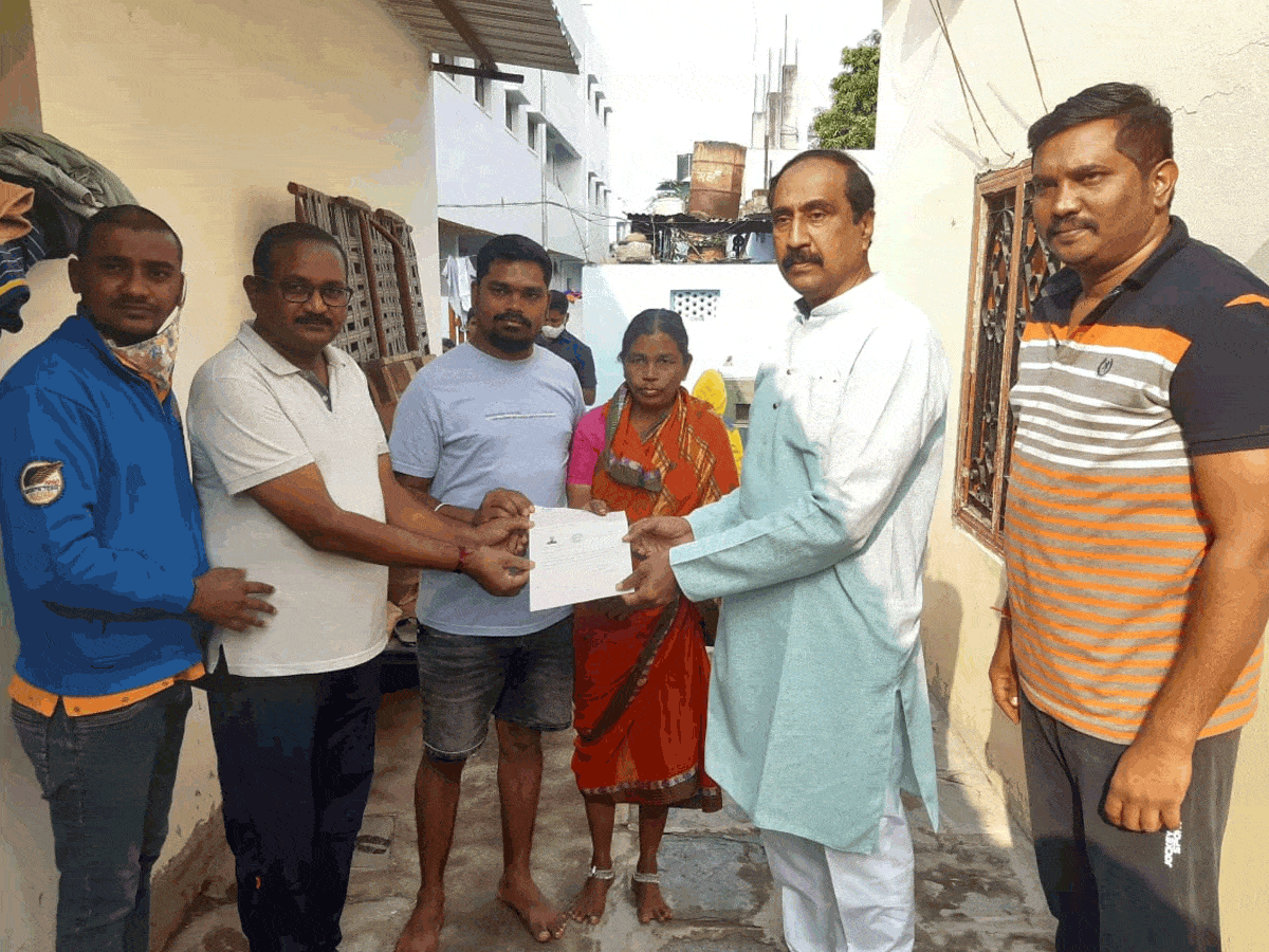 సీఎంఆర్‌ఎఫ్‌ చెక్కులు పంపిణీ చేసిన ఎమ్మెల్యే సంజయ్‌