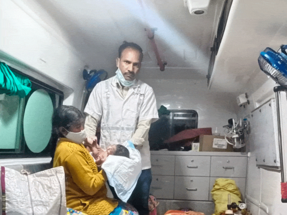 Sangareddy | 108లో మహిళ ప్రసవం..తల్లీ బిడ్డ క్షేమం