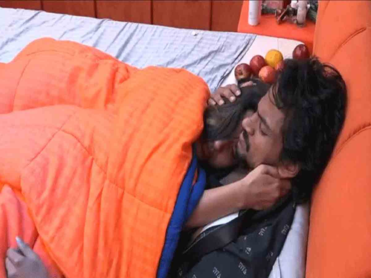 Shanmukh: మ‌ళ్లీ ఒకే దుప్ప‌ట్లోకి దూరిన సిరి-ష‌ణ్ముఖ్‌..వీళ్లు మార‌రా అంటూ నెటిజ‌న్స్ కామెంట్స్