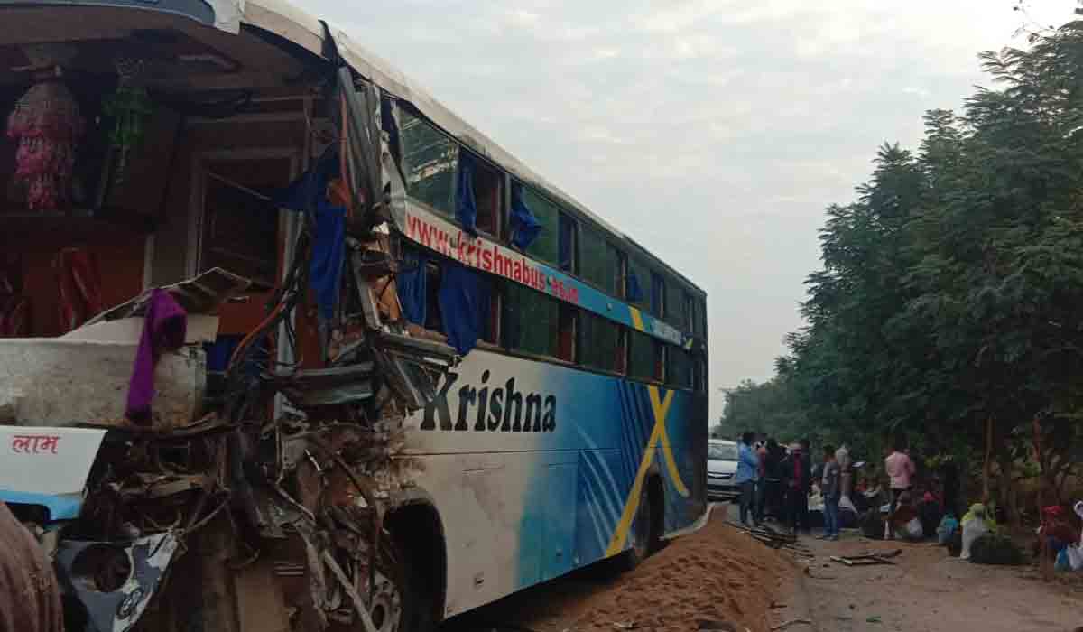 సిద్దిపేటలో కూలీలతో వెళ్తున్న బస్సును ఢీకొట్టిన లారీ..