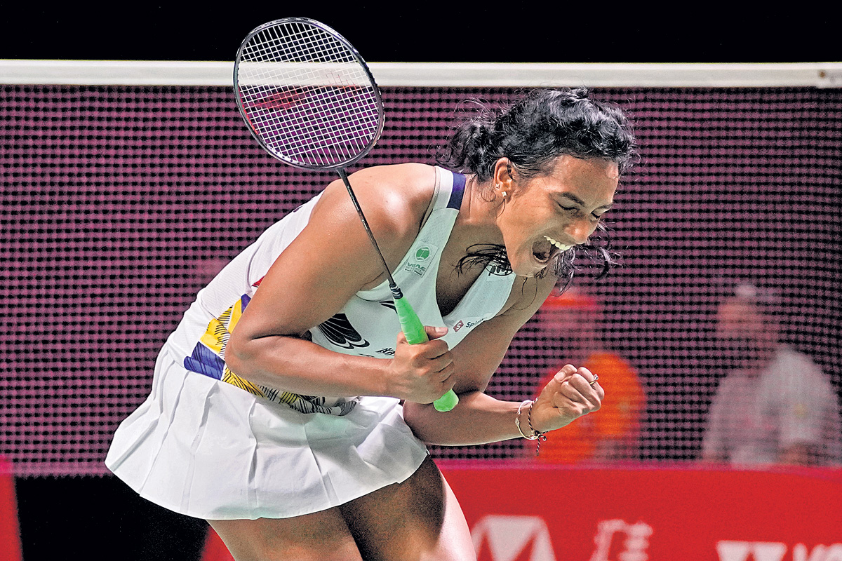 హోరాహోరీ సెమీస్‌లో జయభేరి