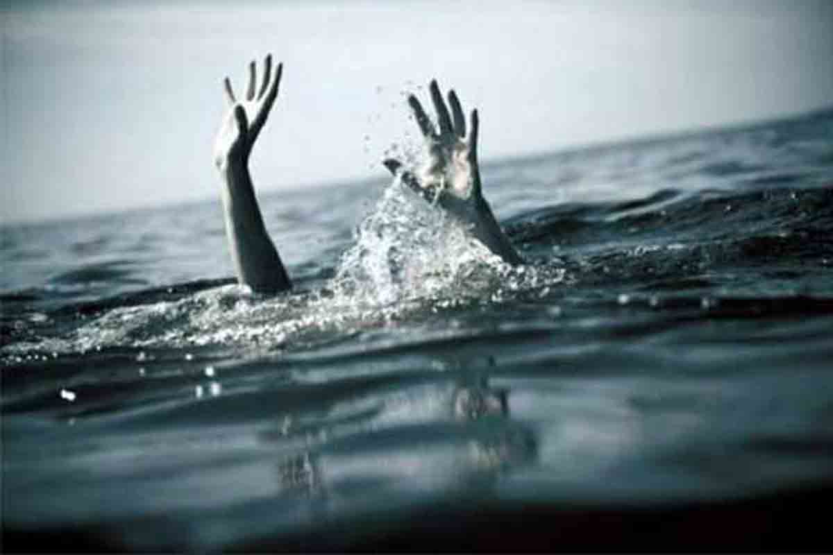 ఆడుకుంటూ నీటిగుంట‌లో ప‌డిన బాలిక‌.. కాపాడ‌బోయి మ‌రో ఇద్ద‌రు బాలిక‌ల దుర్మ‌ర‌ణం