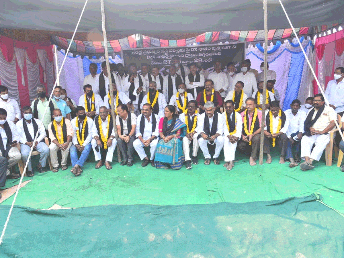 వస్త్ర ఉత్పత్తులపై జీఎస్టీని వ్యతిరేకిస్తూ.. నేతన్నల నిరసన దీక్ష