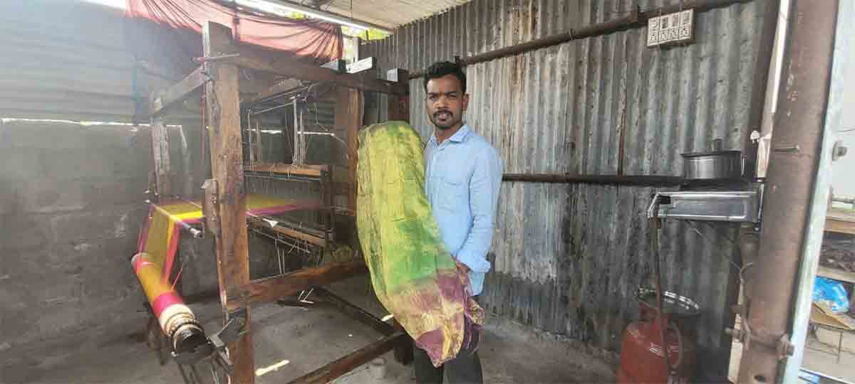 అగ్గిపెట్టెలో ఇమిడే, ద‌బ్బ‌నంలో దూరే బంగారు చీరను త‌యారుచేసిన సిరిసిల్ల నేత‌న్న‌