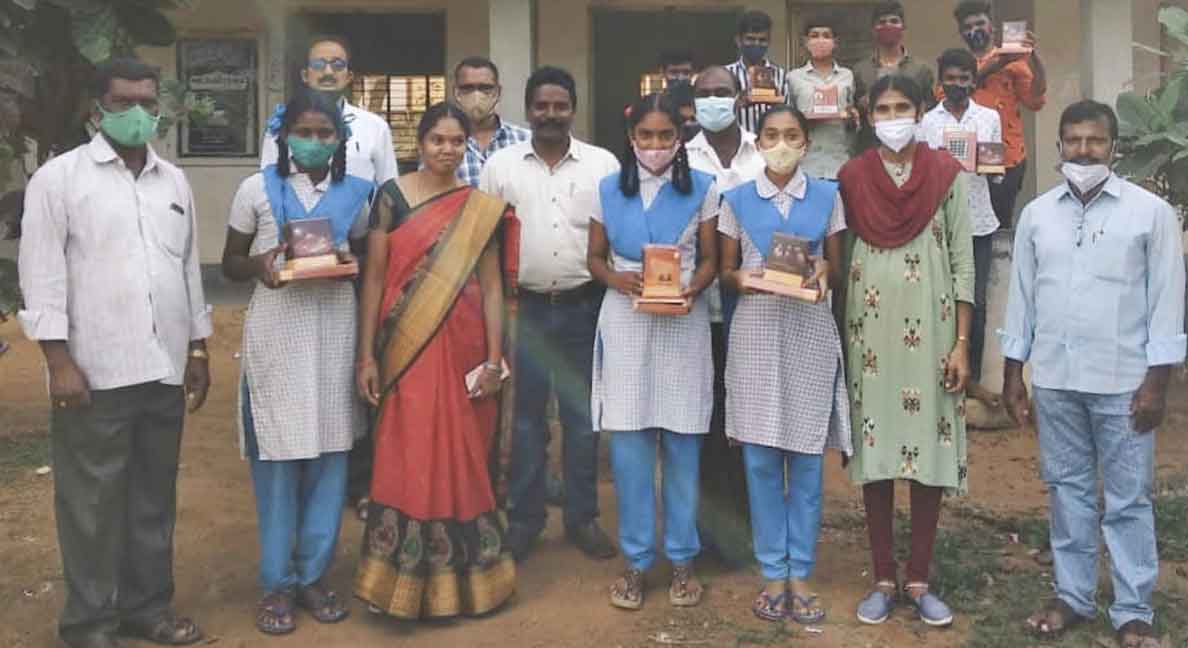 Donation | ఎన్‌ఆర్‌ఐ ఫౌండేషన్ ఆధ్వర్యంలో సోలార్ లైట్లు పంపిణీ..