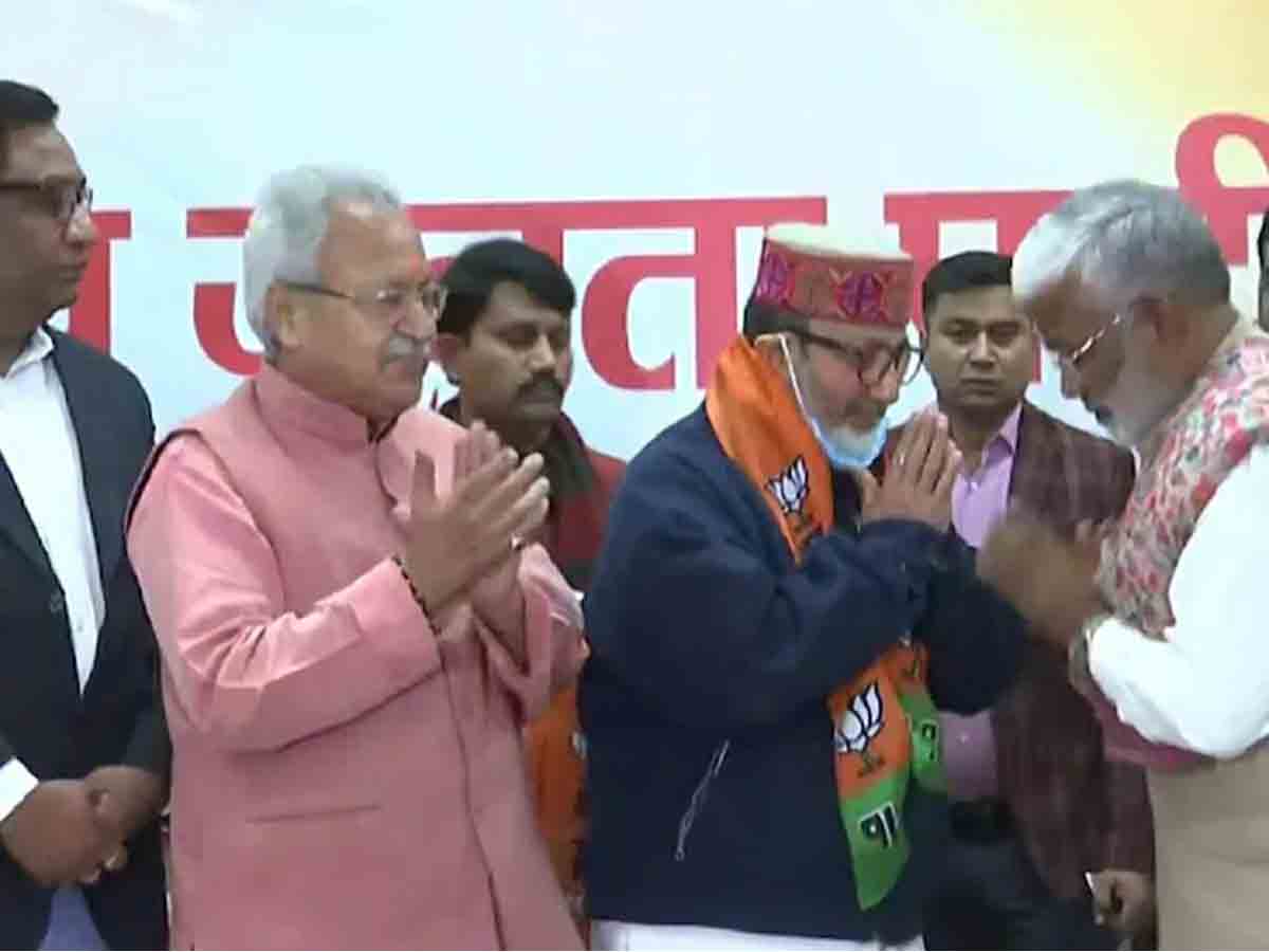 UP Polls : కాషాయ పార్టీలో చేరిన ఎస్పీ ఎమ్మెల్సీ, మాజీ మంత్రి శతరుద్ర ప్రకాష్
