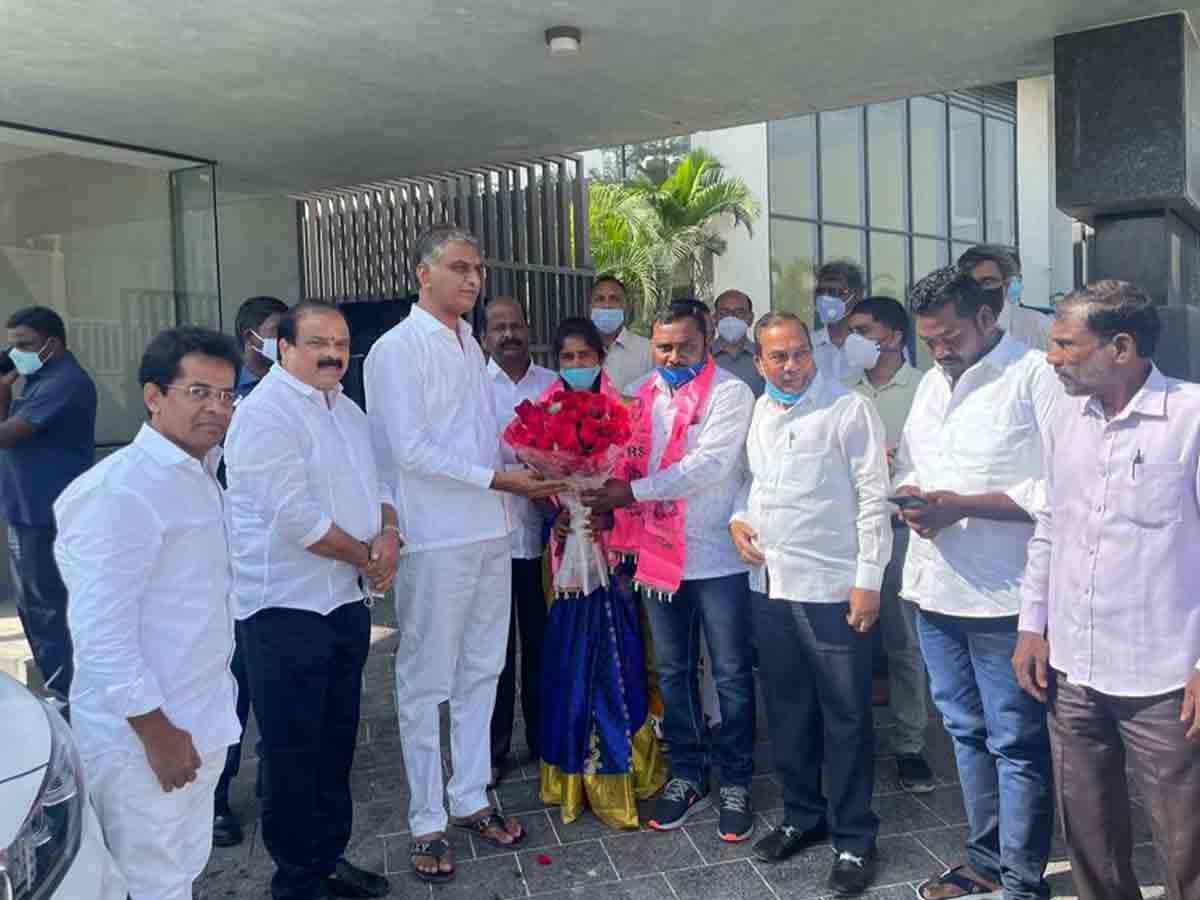 మంత్రి హరీశ్‌రావు సమక్షంలో టీఆర్‌ఎస్‌లో చేరిక