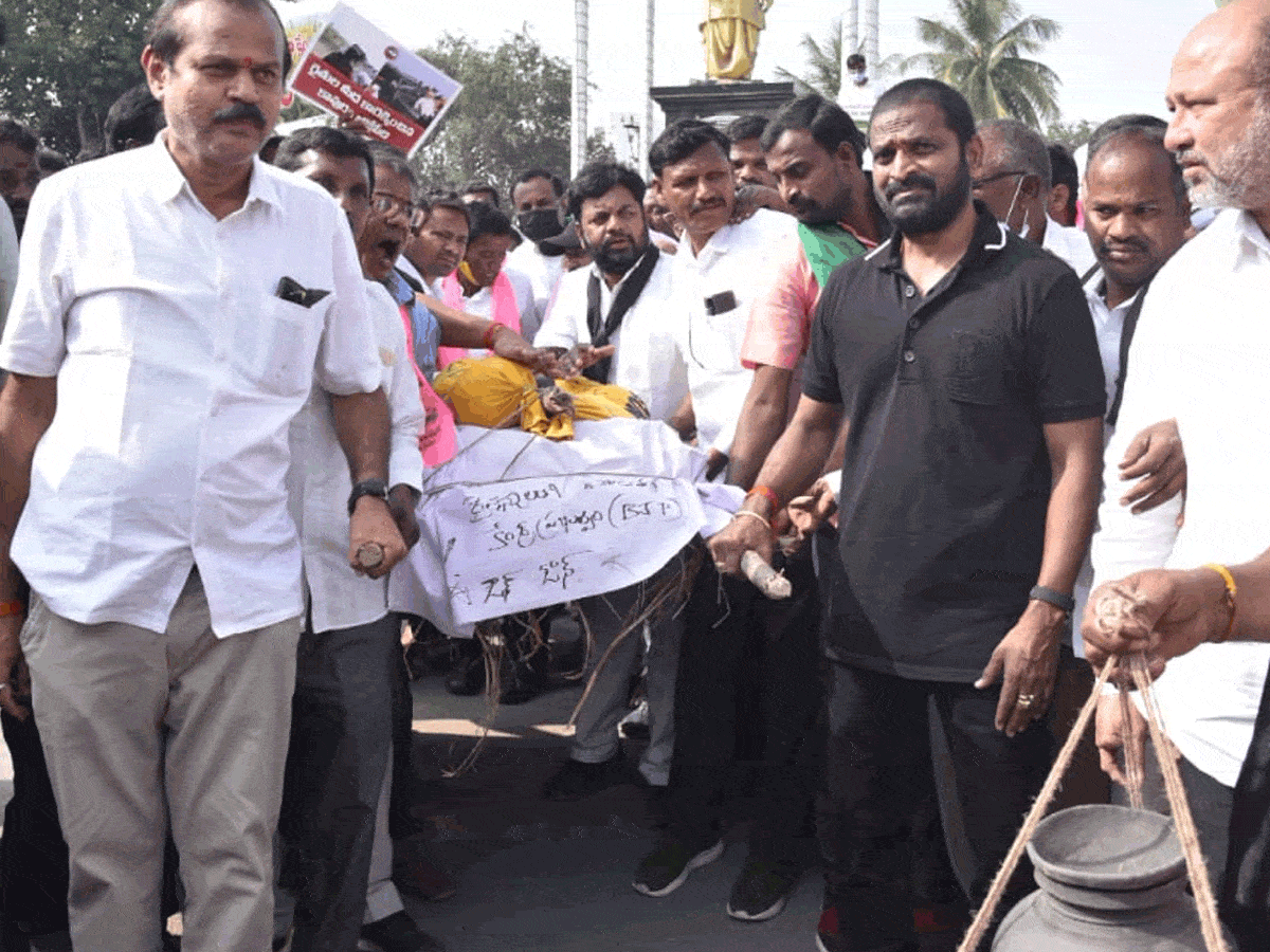 వ్యవసాయాన్ని అంబానీ, ఆదానీలకు కట్టబెట్టే కుట్ర : మంత్రి శ్రీనివాస్‌ గౌడ్‌