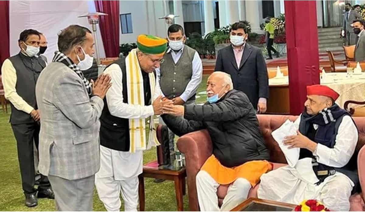 ప‌క్క‌ప‌క్క‌నే ములాయం యాద‌వ్‌, ఆరెస్సెస్ చీఫ్‌… సోష‌ల్ మీడియాలో వైర‌ల్‌