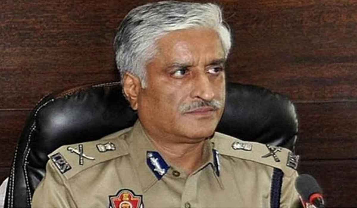 మంచంపై ప‌డుకుని విచార‌ణ‌కు హాజ‌రు.. మాజీ పోలీసు చీఫ్‌కు కోర్టు వార్నింగ్‌