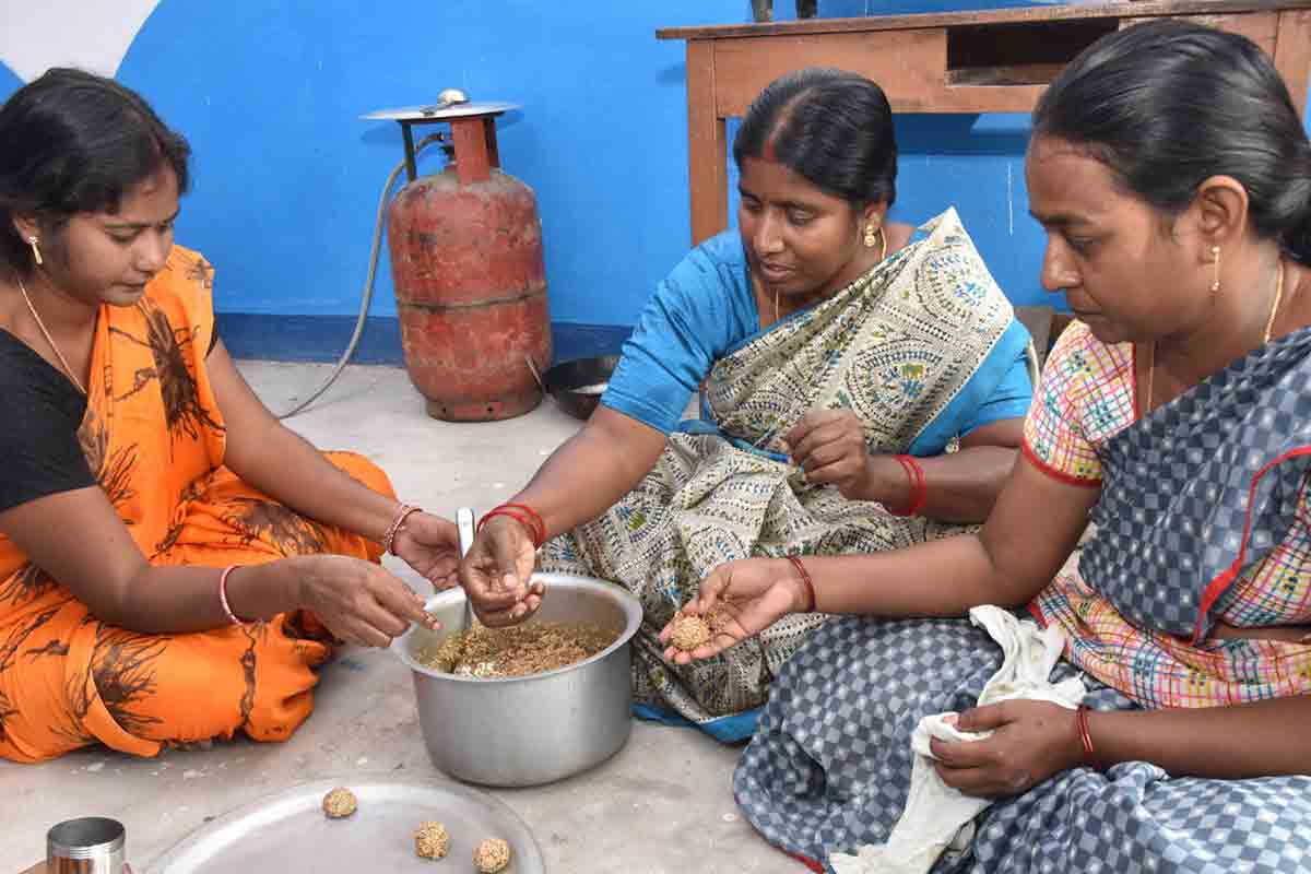 విదేశాల‌కూ తెలంగాణ రుచుల‌ను అందిస్తున్న క‌రీంన‌గ‌ర్ మ‌హిళ‌లు
