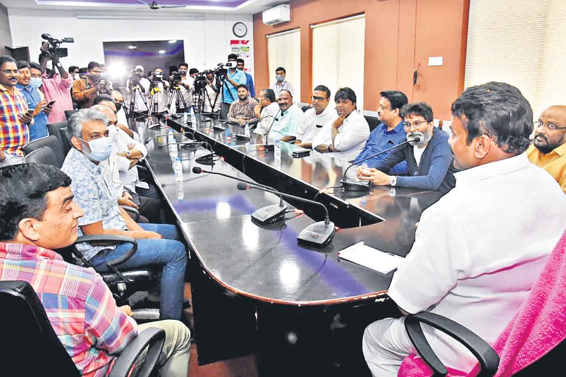 సినిమా టికెట్ల ధరలపై త్వరలో నిర్ణయం