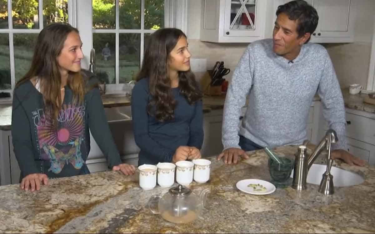 కూతుళ్ల‌కు టీ ఎలా చేయాలో నేర్పించిన యూఎస్ ఫేమ‌స్‌ డాక్ట‌ర్ సంజ‌య్ గుప్తా: వీడియో వైర‌ల్‌