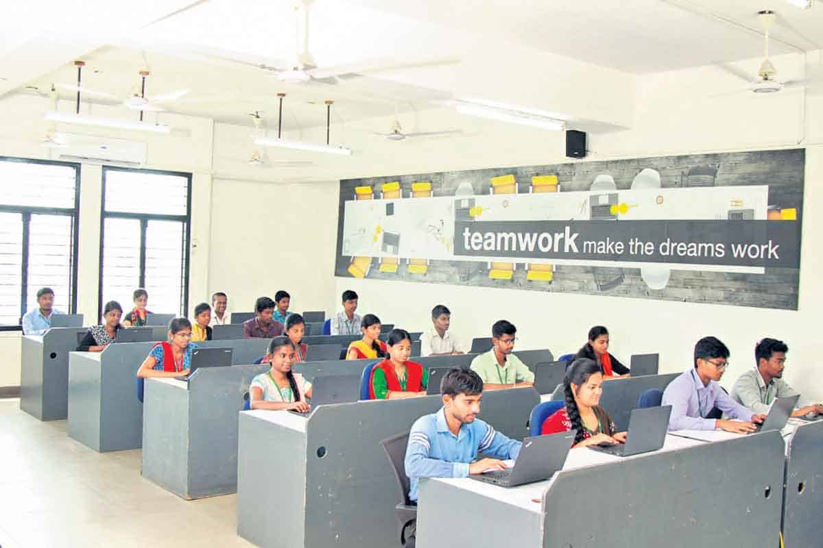 ఇంటర్‌తో కొలువు+చదువు