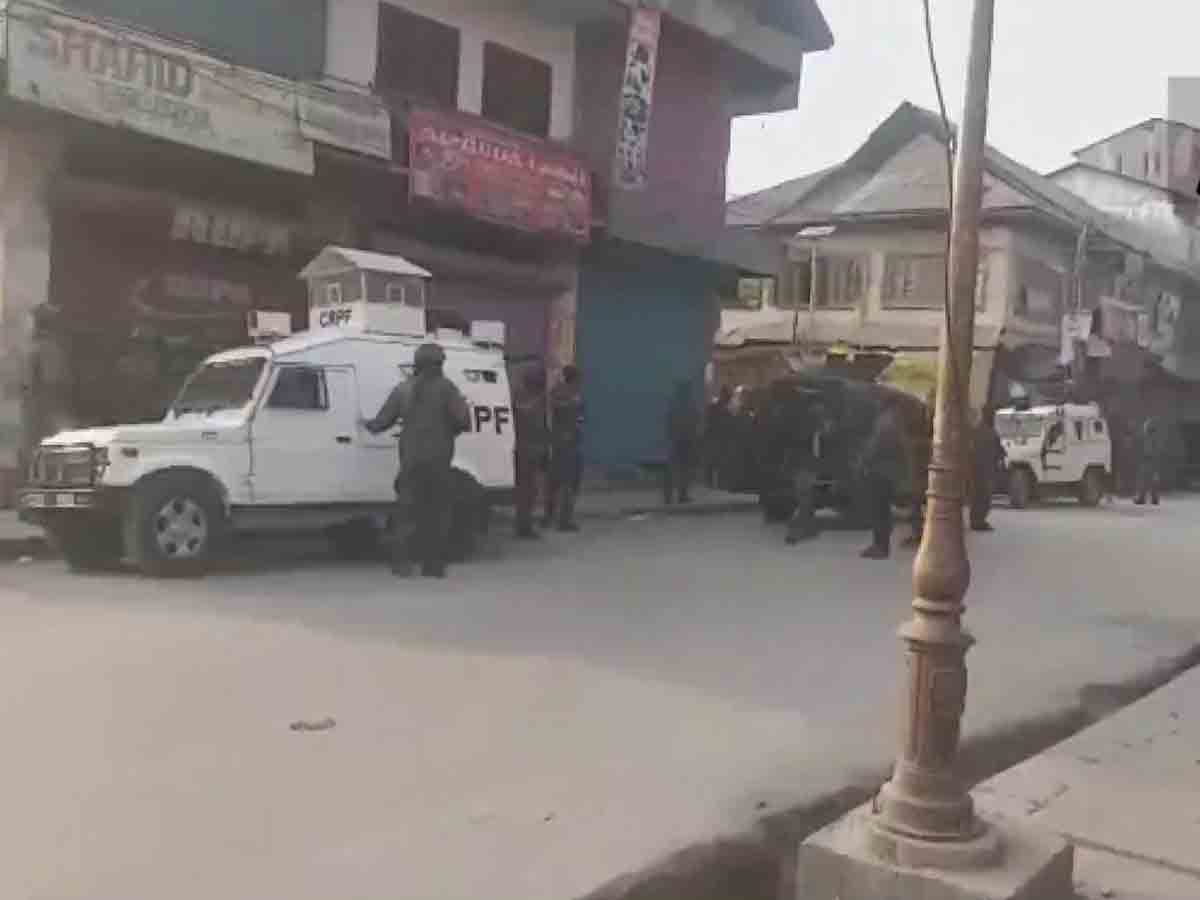 ఉగ్రవాదుల కాల్పుల్లో ఇద్దరు పోలీసులు మృతి