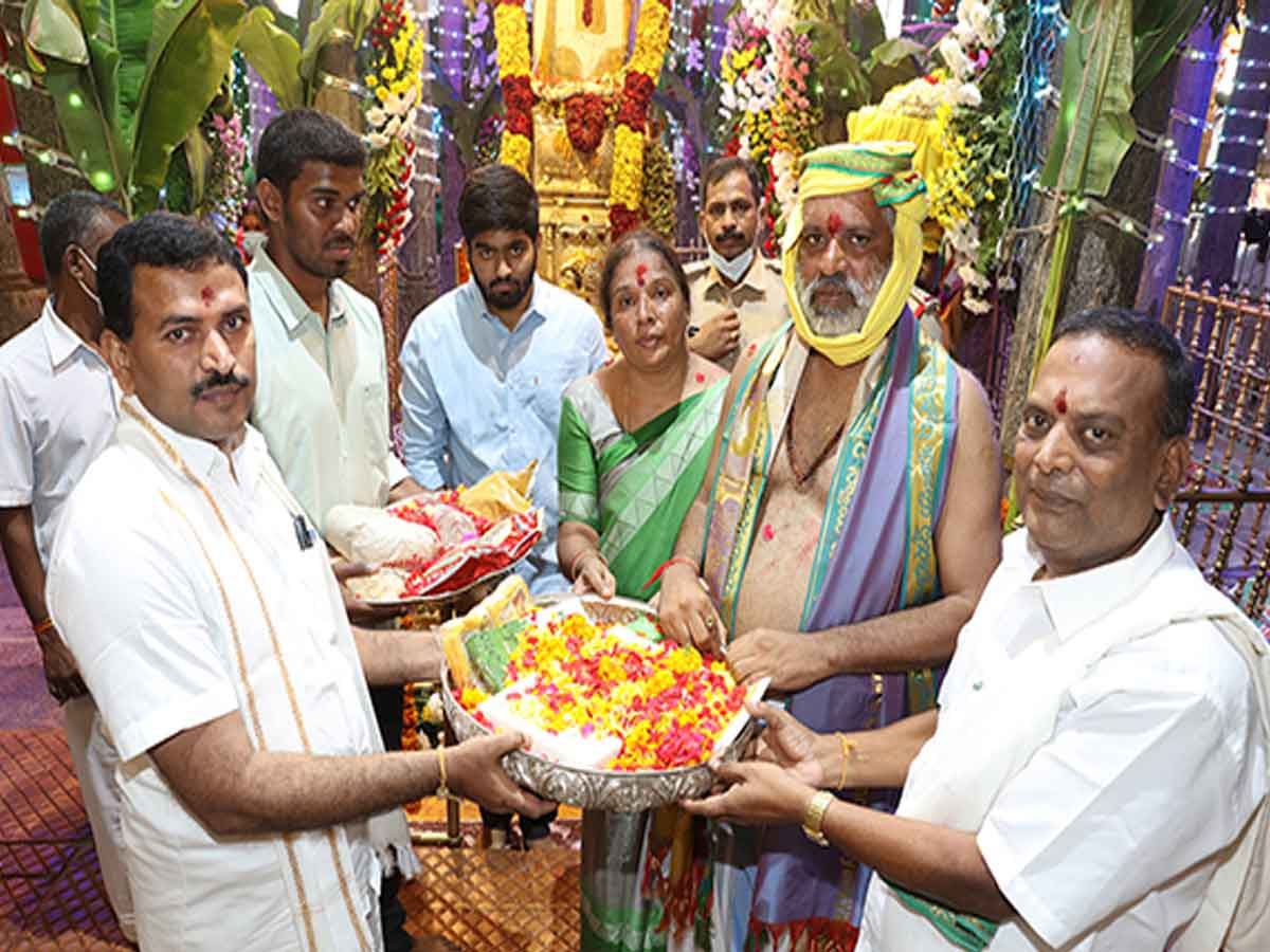 కార్తీక బ్రహ్మోత్సవాలు | పద్మావతి అమ్మవారికి పట్టువస్త్రాలు సమర్పించిన చంద్రగిరి ఎమ్మెల్యే..