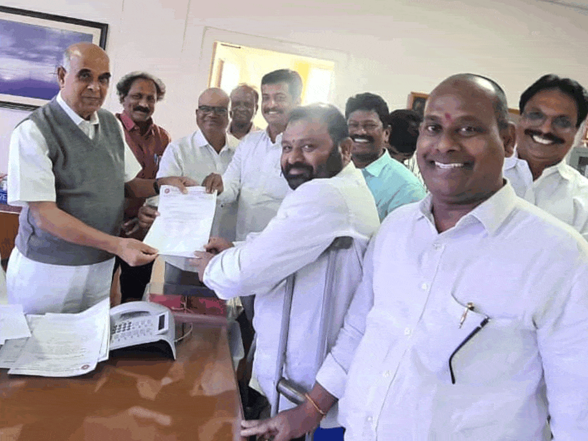 విద్యుత్‌ కార్మికుల సమస్యలపై  ట్రాన్స్‌కో సీఎండీని కలిసిన కార్మిక సంఘం