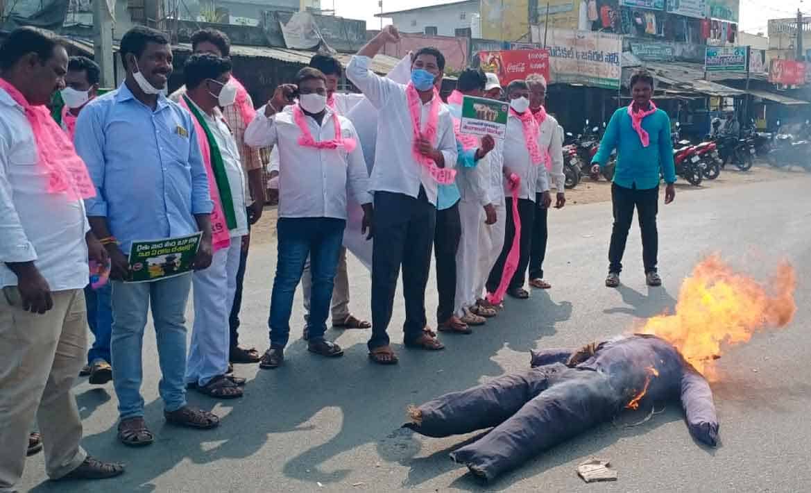 TRS | రాష్ట్ర వ్యాప్త ఆందోళనలో భాగంగా మోదీ దిష్టిబొమ్మ దగ్ధం..