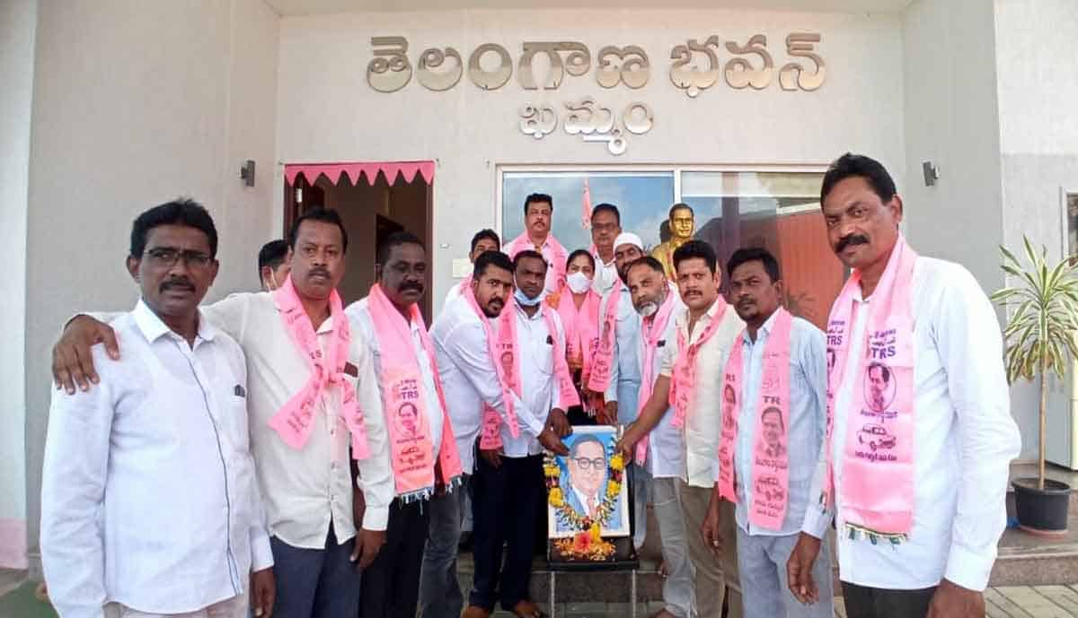 khammam | అంబేద్కర్ కు నివాళి అర్పించిన టీఆర్ఎస్ నాయకులు