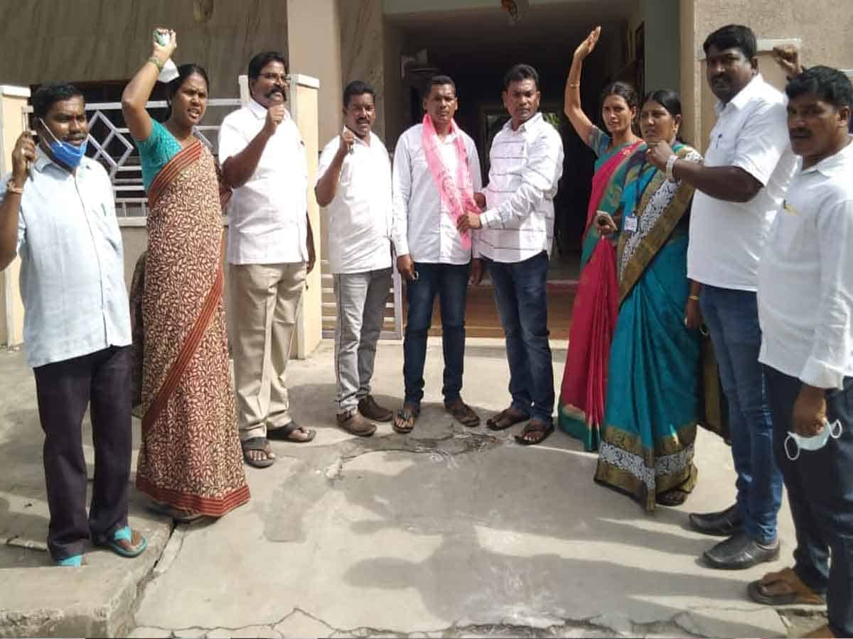 Joinings in TRS| ప్రభుత్వ విప్ రేగా సమక్షంలో టీఆర్‌ఎస్‌లో చేరిన ఎంపీటీసీలు