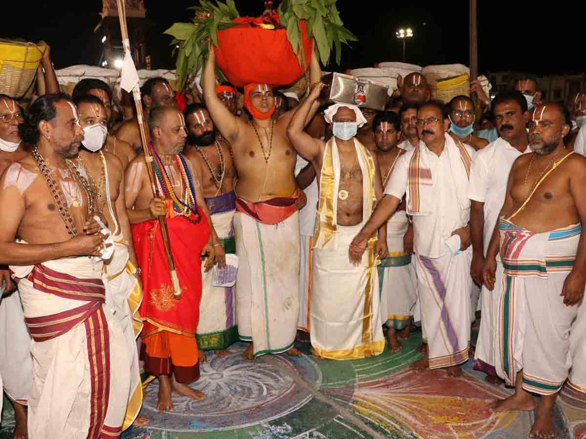 శ్రీ‌వారి ఆల‌యం నుంచి  పద్మావతి అమ్మవారికి సారె